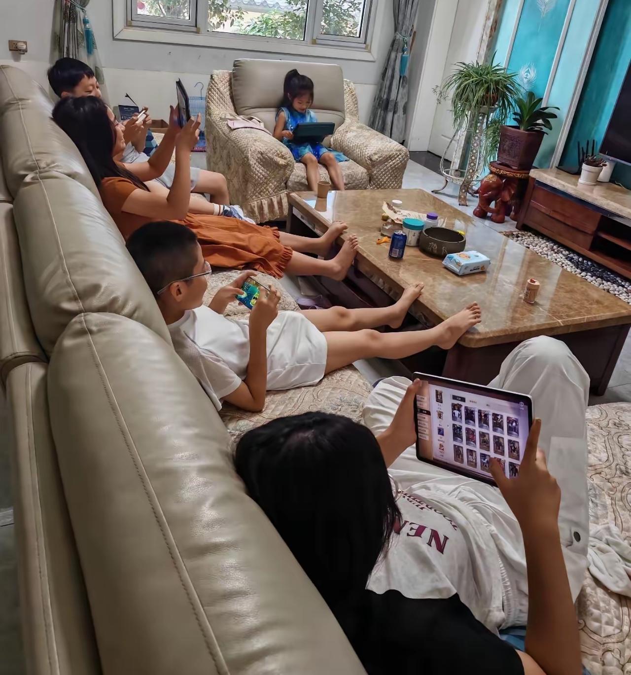 比毒品更隐蔽的伤害：精神鸦片，正在悄悄毁掉无数中国少年

比毒品还可怕
精神鸦片