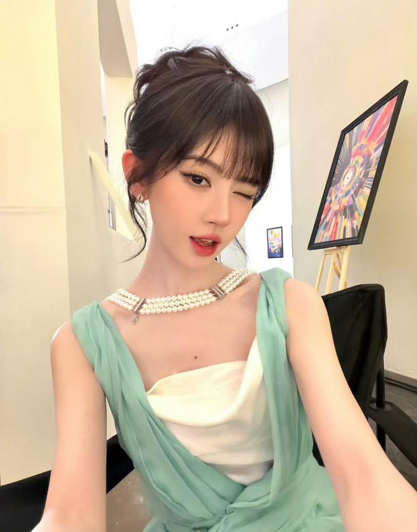 网传消息，鞠婧祎在完成新剧《万花世界》的拍摄工作后，或将无缝衔接进组，参演大型I