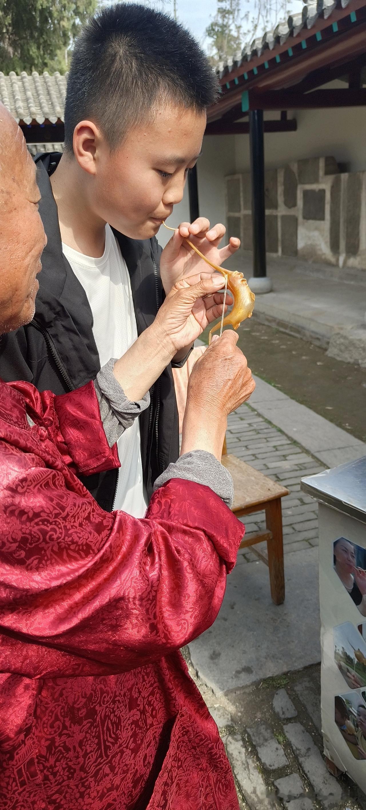 挣钱挣疯了，弄点糖稀，吹个糖人，你猜多少钱？
昨天在公园门口有个吹糖人的老头，吹