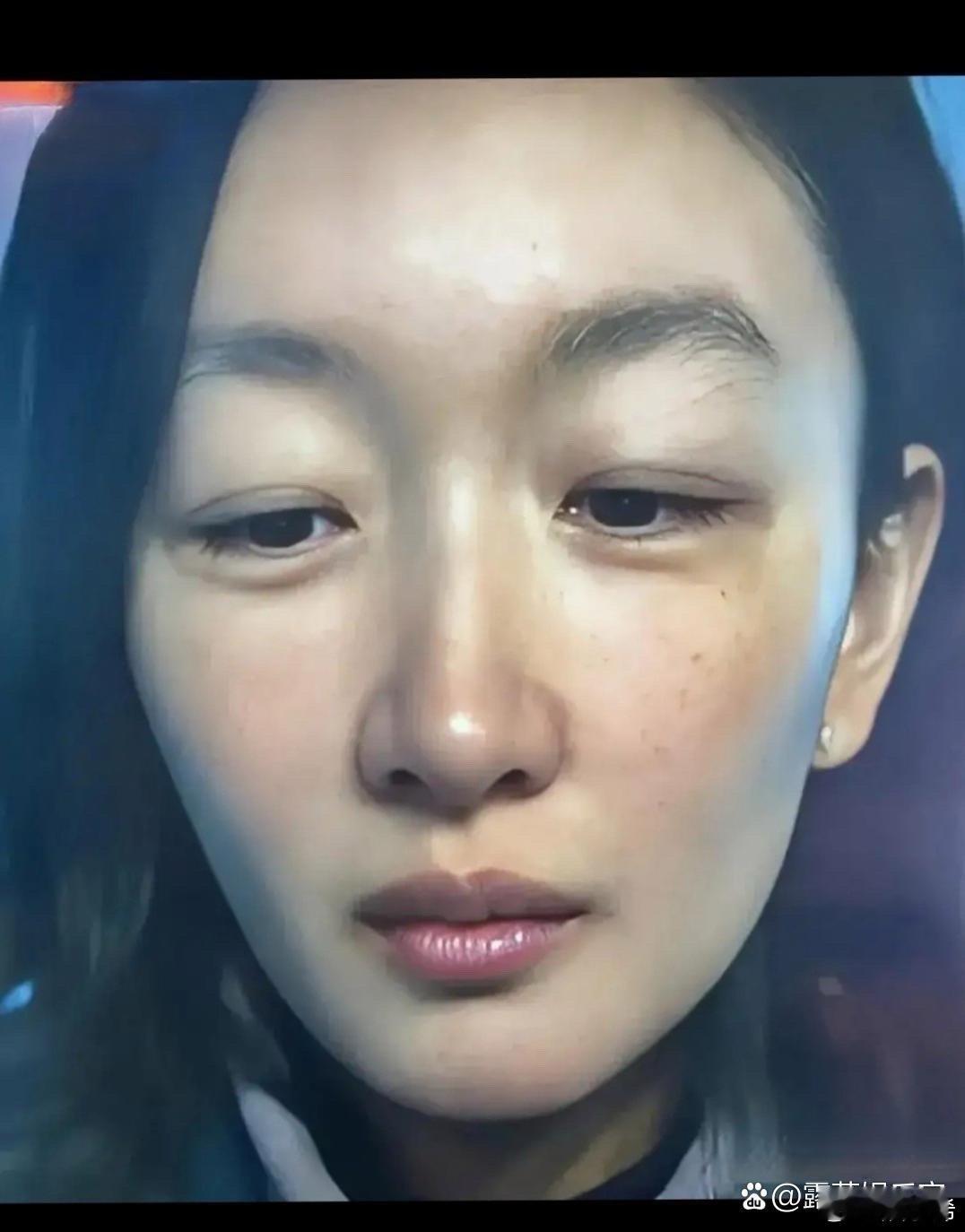 周冬雨无滤镜的真实照片，看上去跟荧幕上差距不小啊！ 