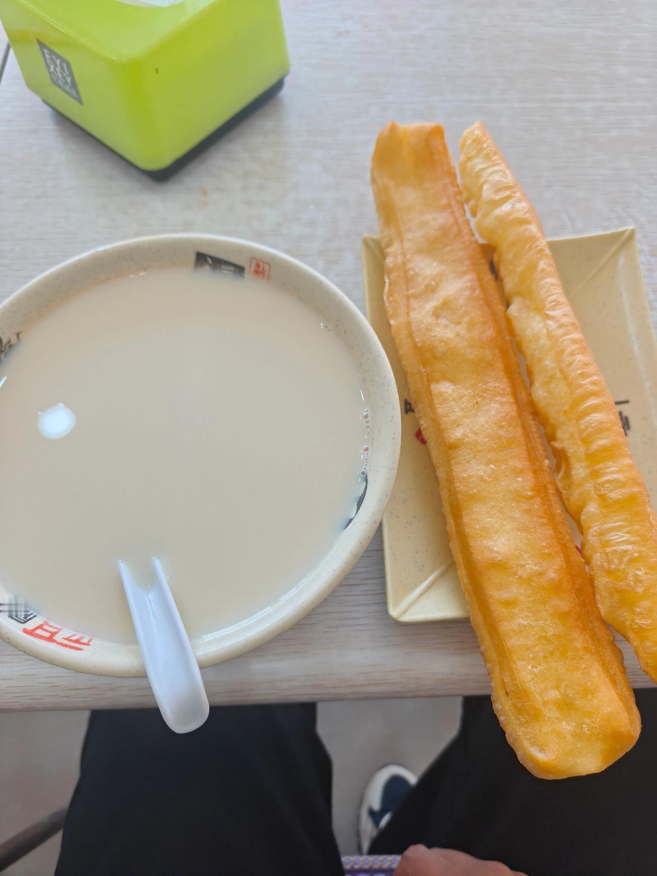 豆浆搭配油条 豆浆拌油条 油条和豆浆 豆浆油条搭配