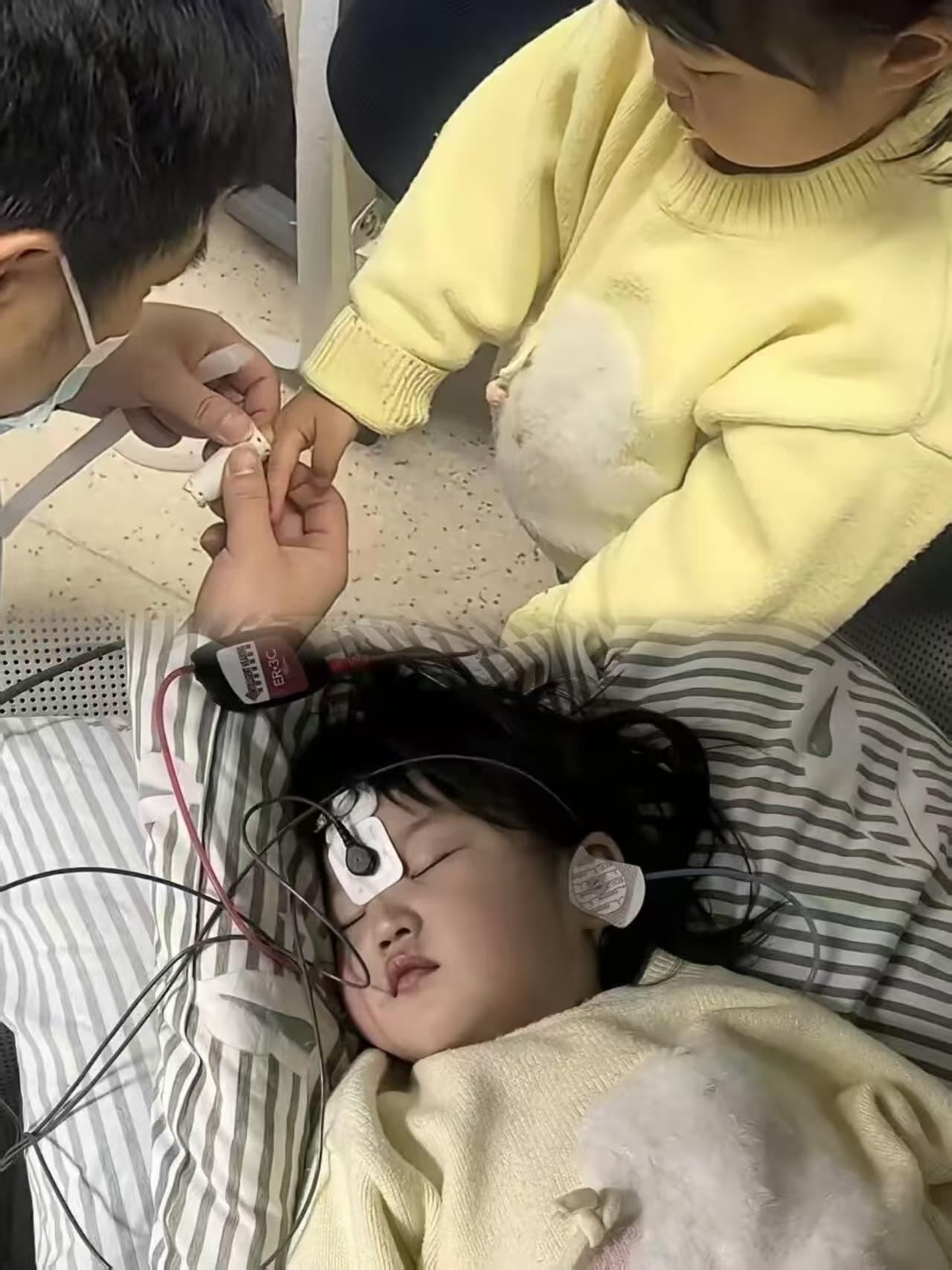 安徽被打的这个小女孩，妈妈发了一张她在医院的照片，头上贴着电极片。因为这几巴掌，