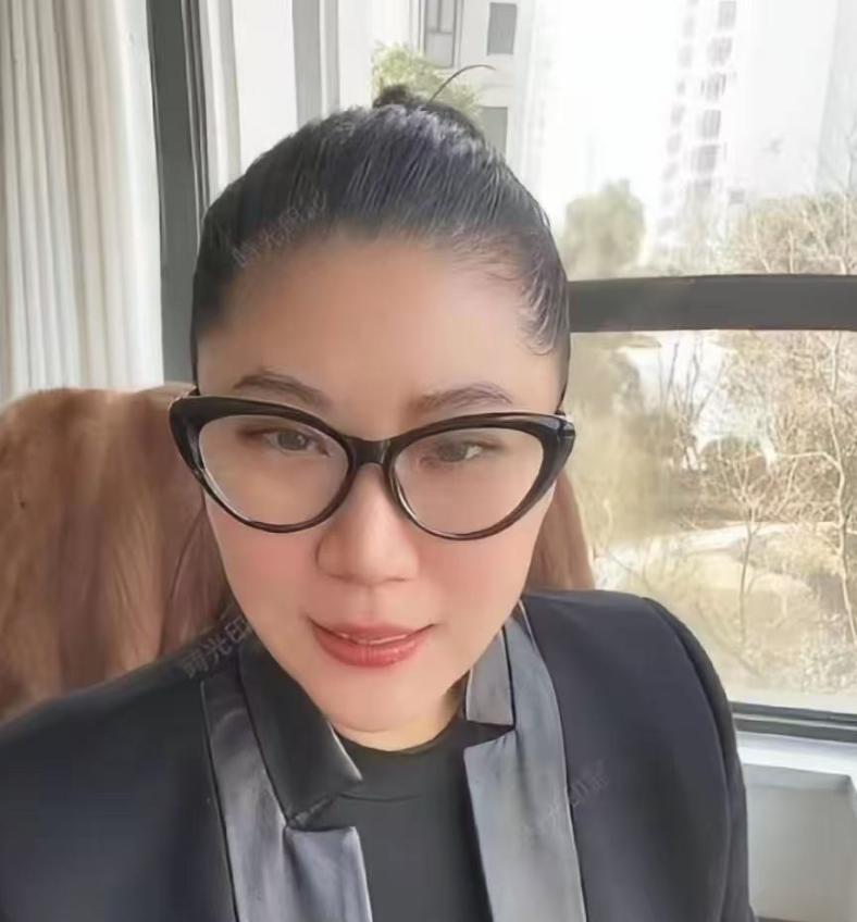 相由心生不是没道理的。

CoCo真的变了，刷到Coco现在的直播画面，愣了好一
