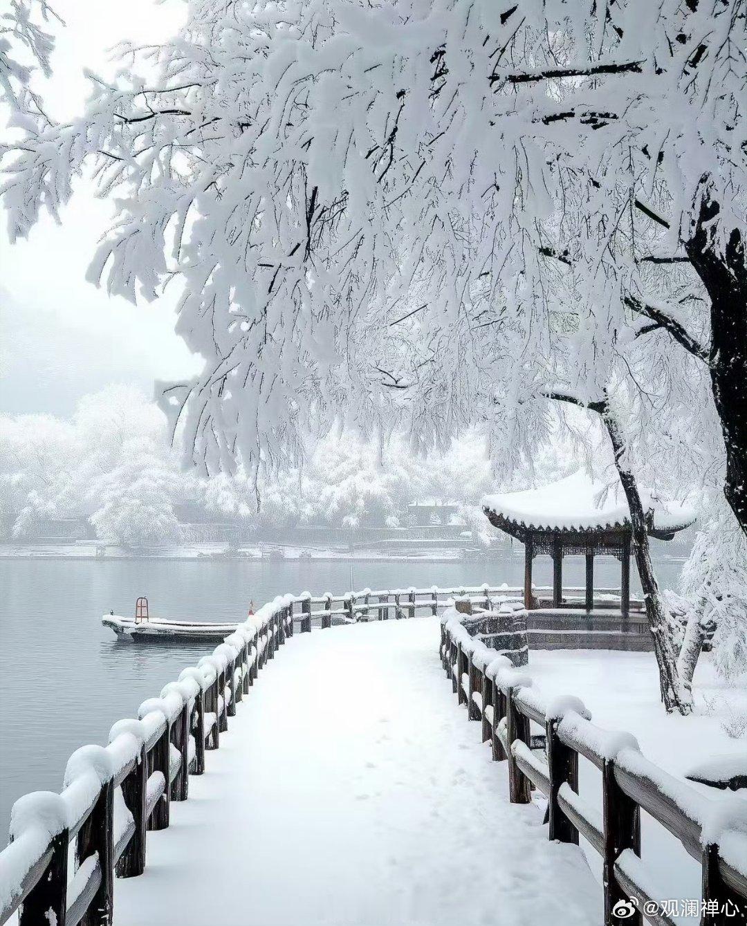 十分感谢空调，不然确实难熬。今夜一场好睡，梦中大雪飘飘。 