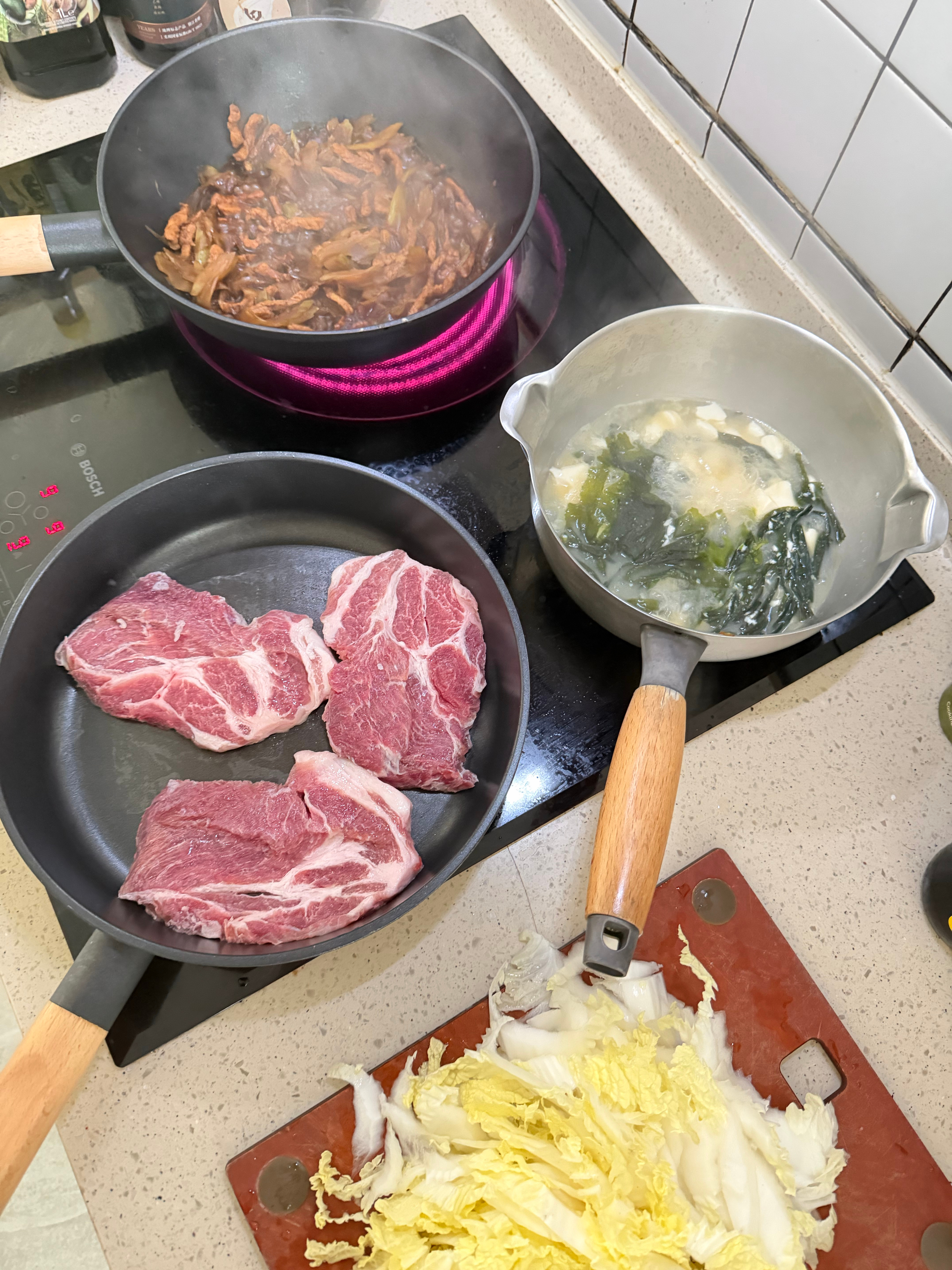 每天都得提前做饭一会儿俩孩子下课有一个图书馆的活动接着回家就是家教课我最近都是早