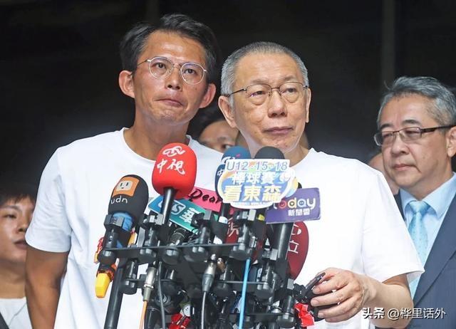柯文哲在看守所受伤了！
这是柯文哲妻子的爆料
根据她的说法
柯文哲的屁股有明显的