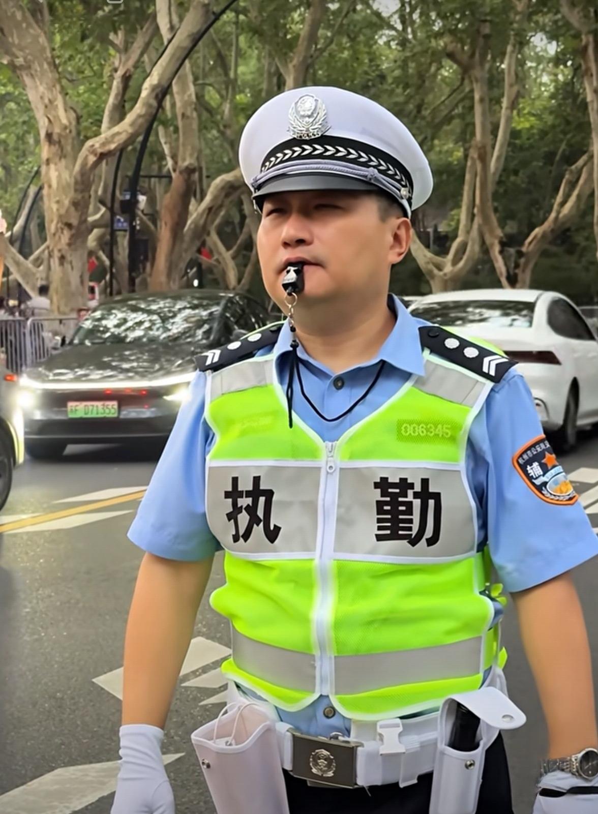 辅警层级管理中最难跨的一道坎是‌从三级辅警晋升到二级辅警‌！

三级及以上辅警通