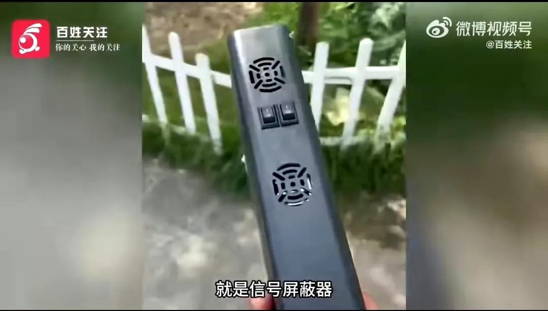 在云南大理的龙龛码头，本应是一片游客享受洱海风光、摄影师记录美好瞬间的净土，却在