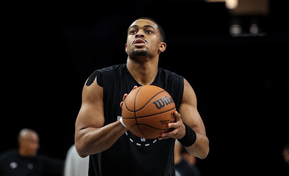 NBA常规赛继续进行，马刺今天在客场对阵国王。比赛进行至末节，凯尔登·约翰逊命中