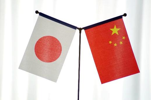 说出来你可能都不信，日本这波操作简直把“反复横跳”玩明白了！前一天刚硬气地把中日