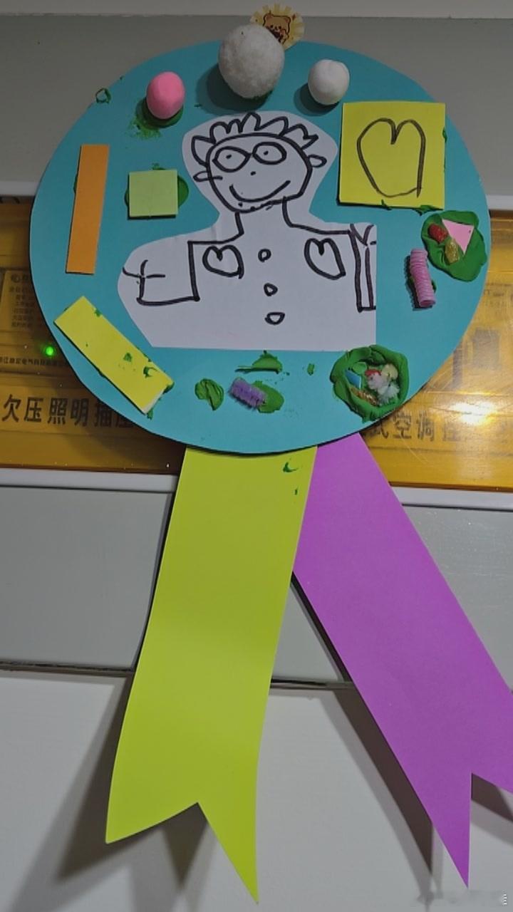 原来父爱也可以这么直接这个父亲节，幼儿园通知要征集孩子照顾爸爸的照片，选取比如帮