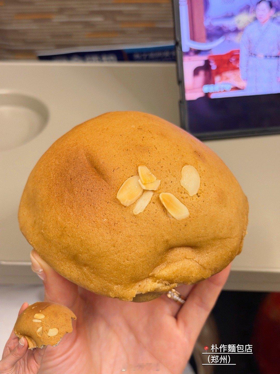 郑州面包Plog①喜橙面包（厚抹贝果、酸笋香肠包）②茉Cake（抹茶脏脏包、肉松