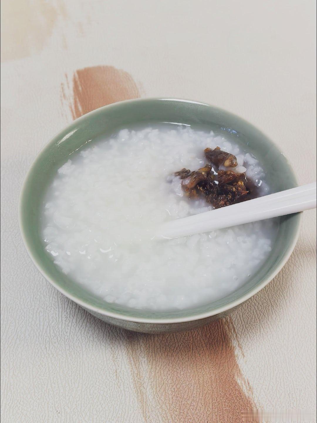 身体不大舒服，没吃晚饭，煮了白米粥，配上还是去年做的老家咸菜，真是好吃诶 😋 