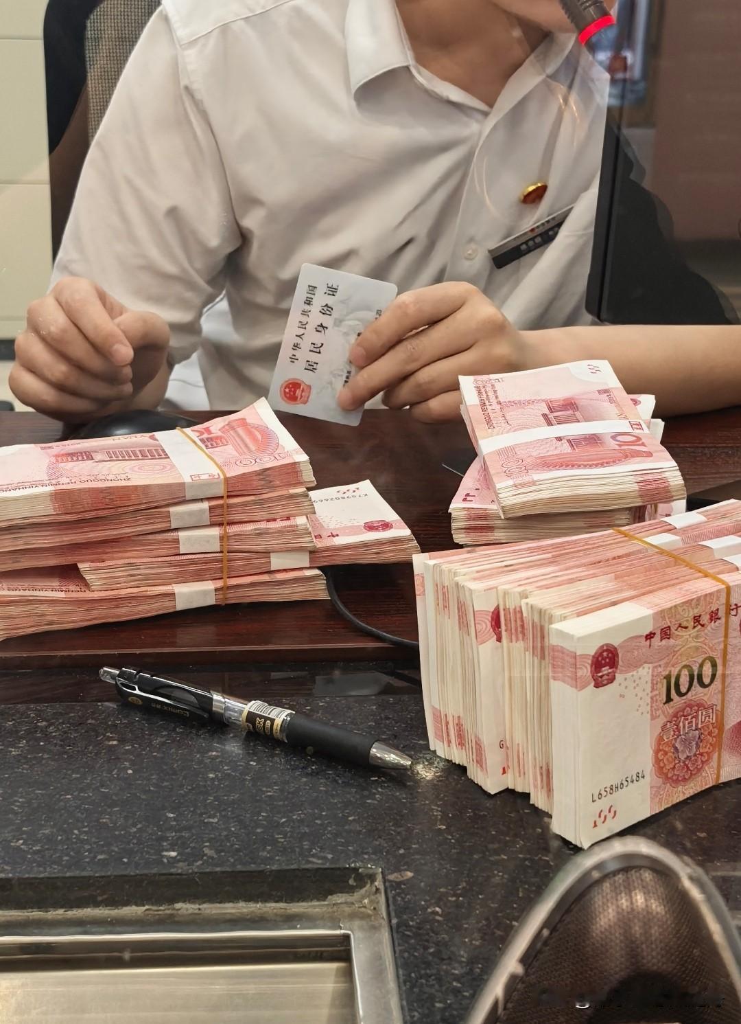 四大行利率一降再降。