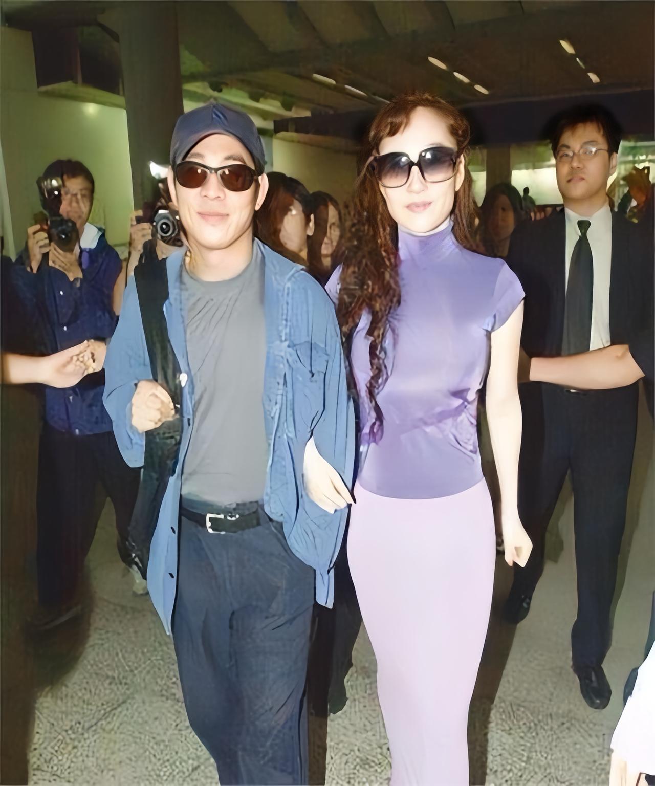 李连杰与利智古早合影，那时候的利智好惊艳动人啊。

这是1996年，热恋期的两人