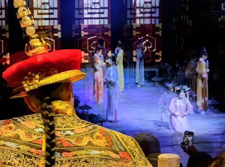 2025最后悔的事！看了开心麻花《甄嬛传》沉浸版，我劝你别冲[捂脸]
 
跨年前