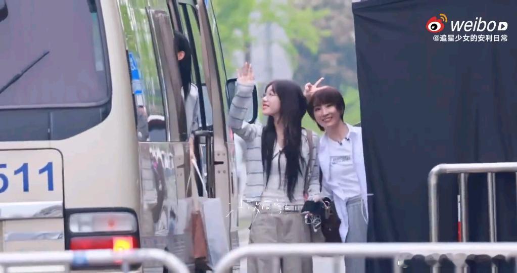 陶昕然二公加入李心洁组二公舞台迎来新组合！陶昕然加入李心洁组的路透里，她朝粉丝俏