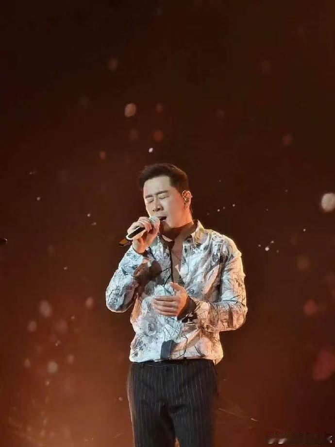 杨坤说歌手不是那么好当一句感慨道尽歌手心酸，录播音综吸引力大不如前，杨坤不惧未知