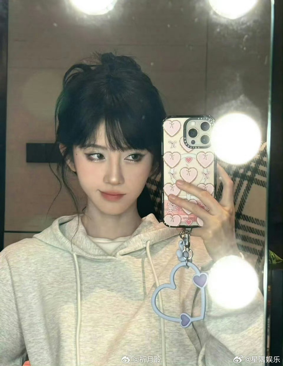 鞠婧祎也会在手机壳塞钱啊