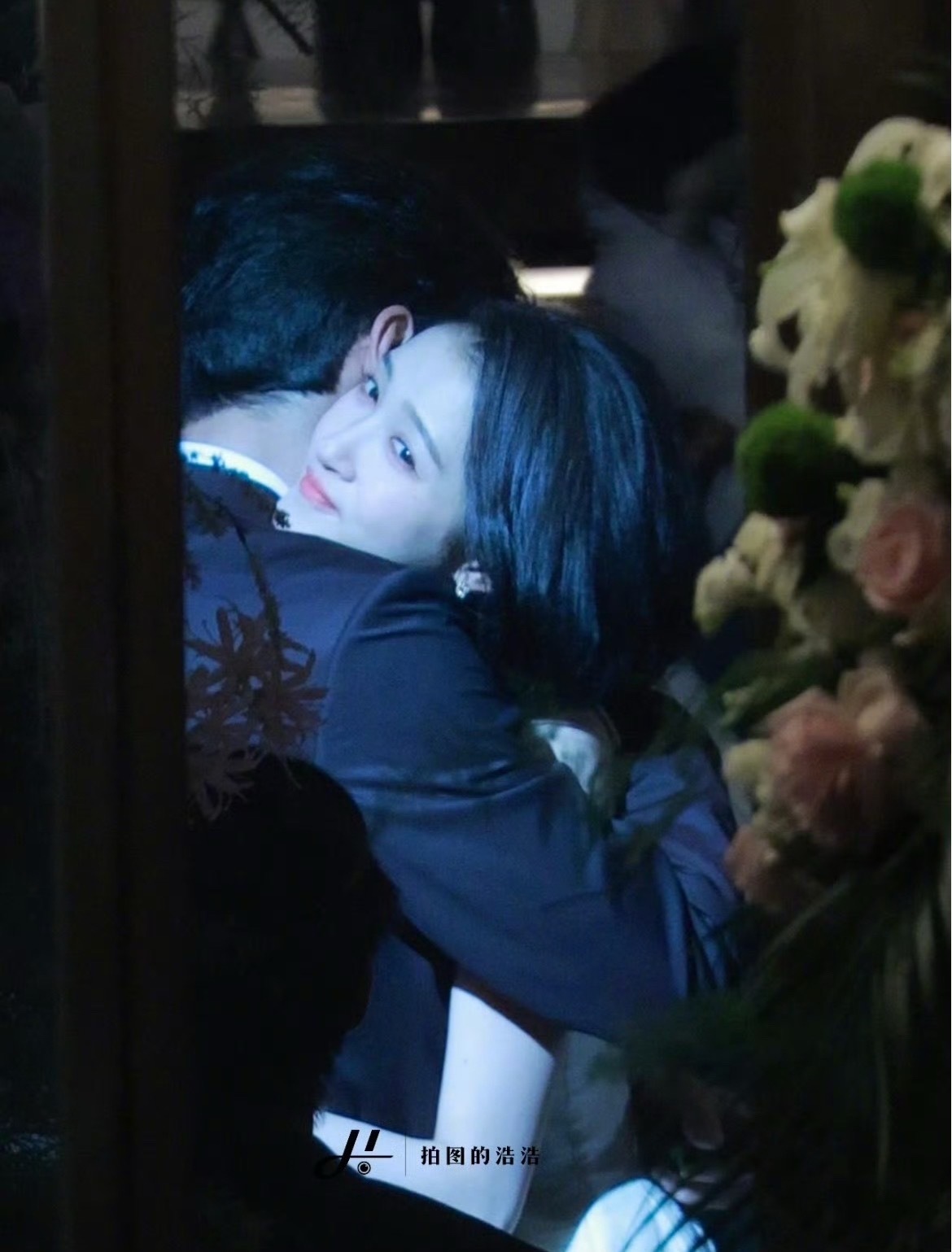 关晓彤陈星旭求婚吻 花影旁的拥吻，低头落戒的温柔，抬眼相望时眼底的笑意，《红掌》