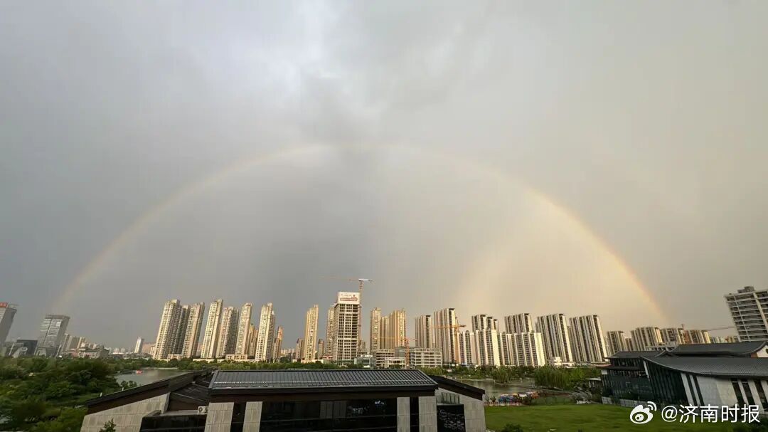 【绝美！#济南现双彩虹#】7月30日下午，济南部分地区迎来短时降雨天气。傍晚雨后