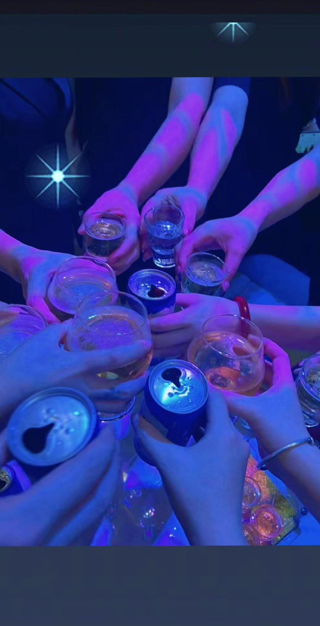 喝醉时会想起的人，似乎永远都不在身边，总有一个人住在你心里，却消失在你生活里…