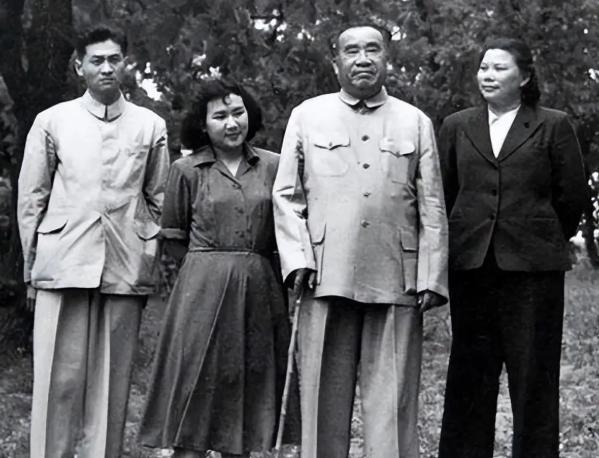 朱老总身体硬朗为何突然离世？后来其女婿说出缘由，令人泪目。1976年，朱德骤然离