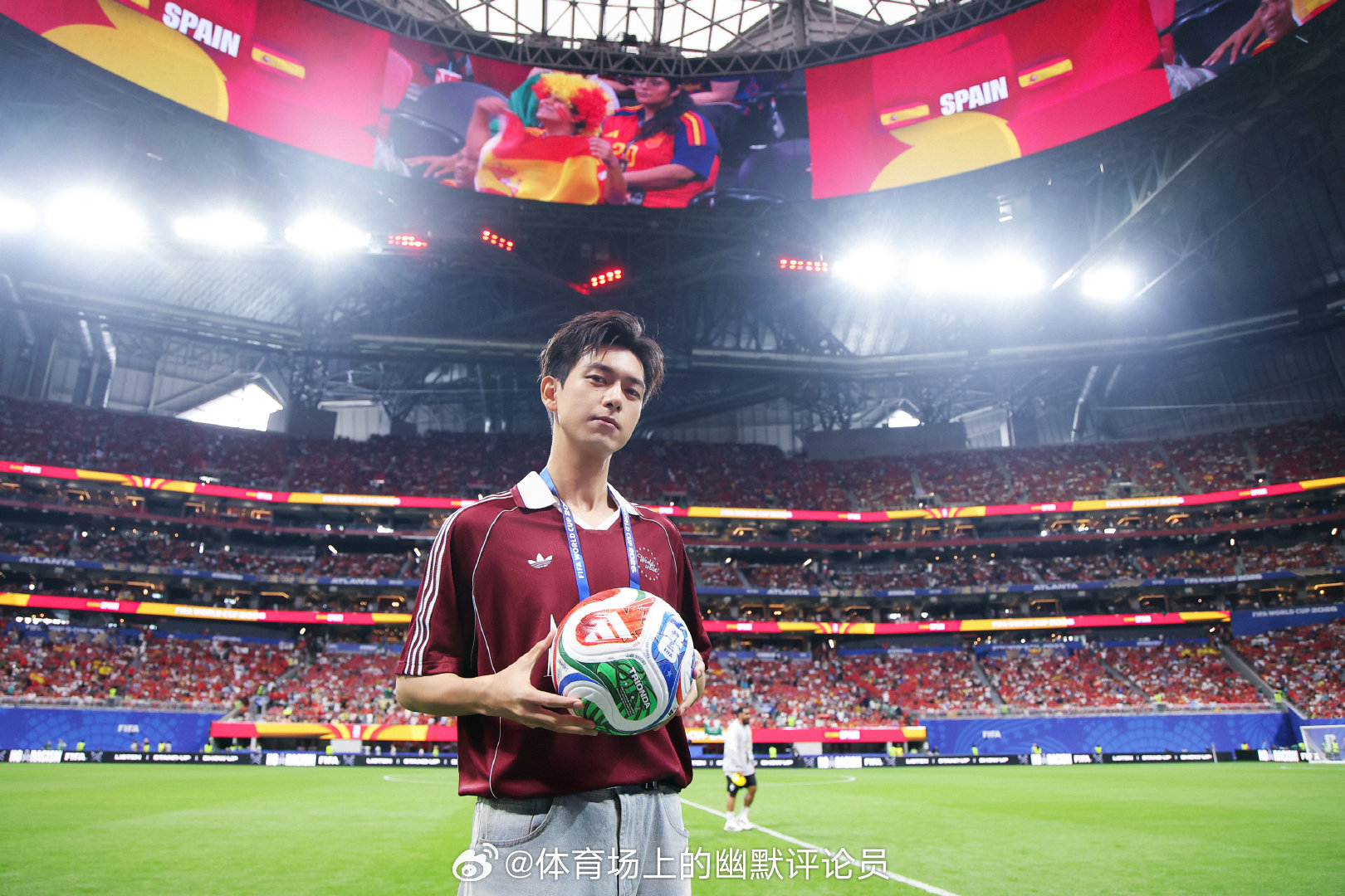 李现 ⚽李现的ing置身赛场，于看台一隅，见证欢呼声中的绿茵狂欢。（