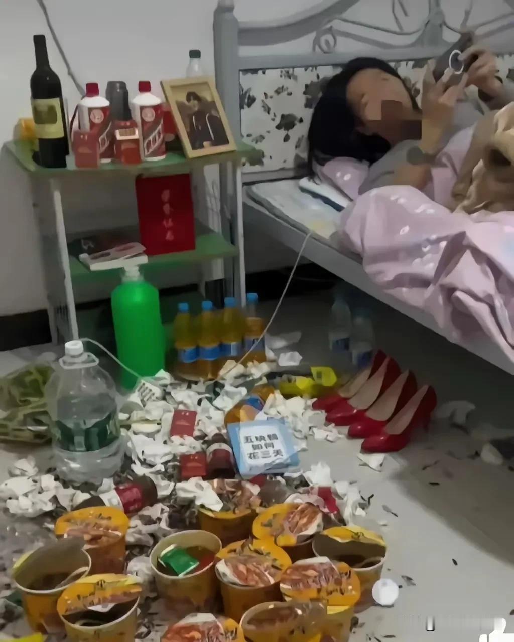 看这位小哥简直就是废了，
天天吃外卖，
躺平了。