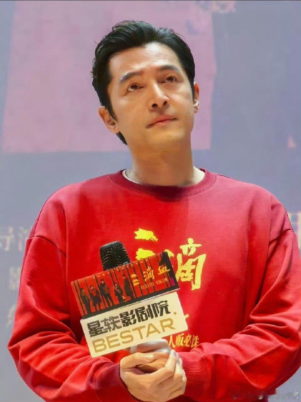 胡歌杭州路演生图直出暴击！原生镜头下神颜依旧在线，皮肤细腻透亮无毛孔，轮廓清晰气