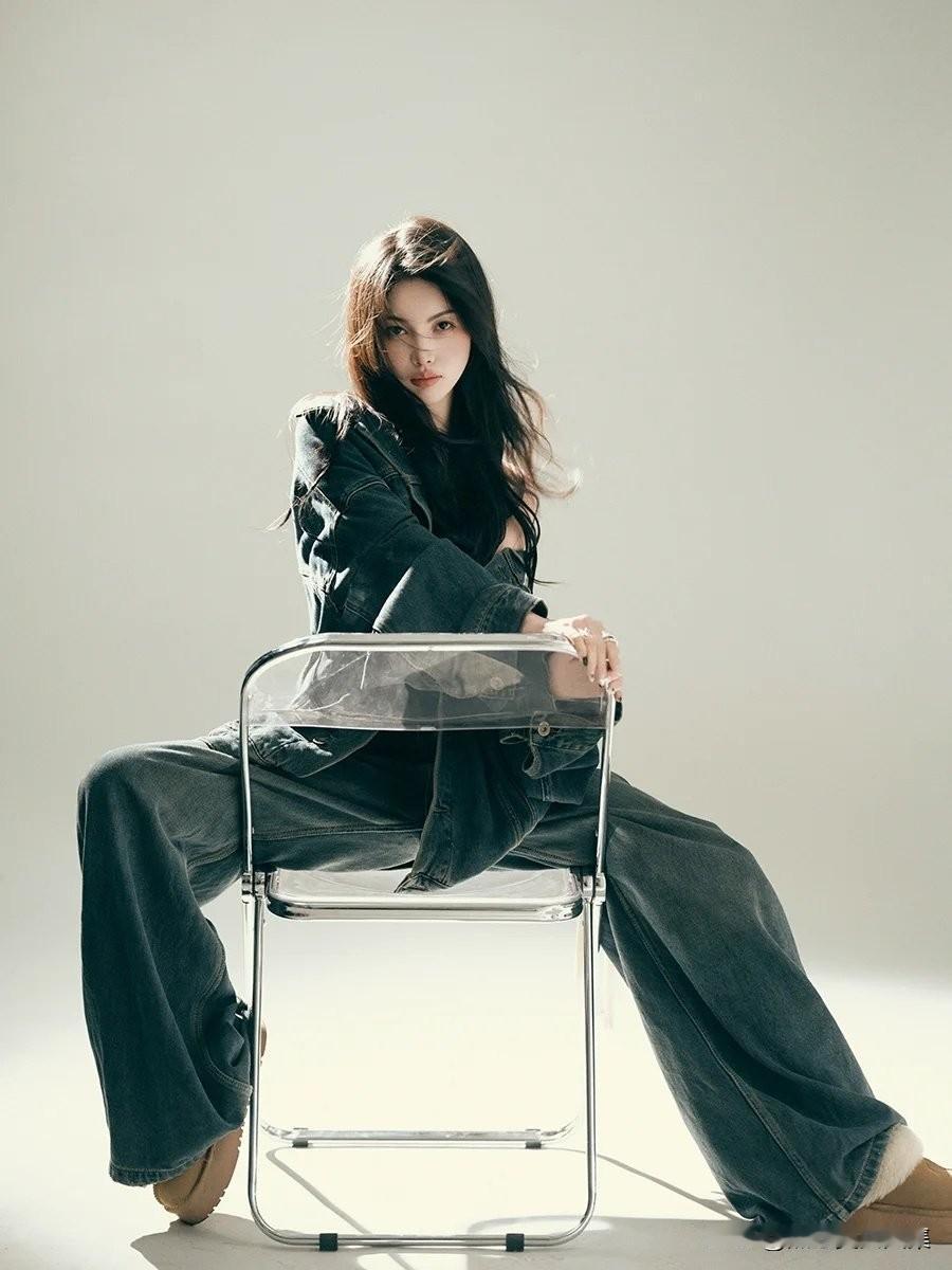 松弛感这玩意儿，又酷又欲，谁懂啊！想拍出松弛感大片，有很多摆姿小妙招。比如侧躺托