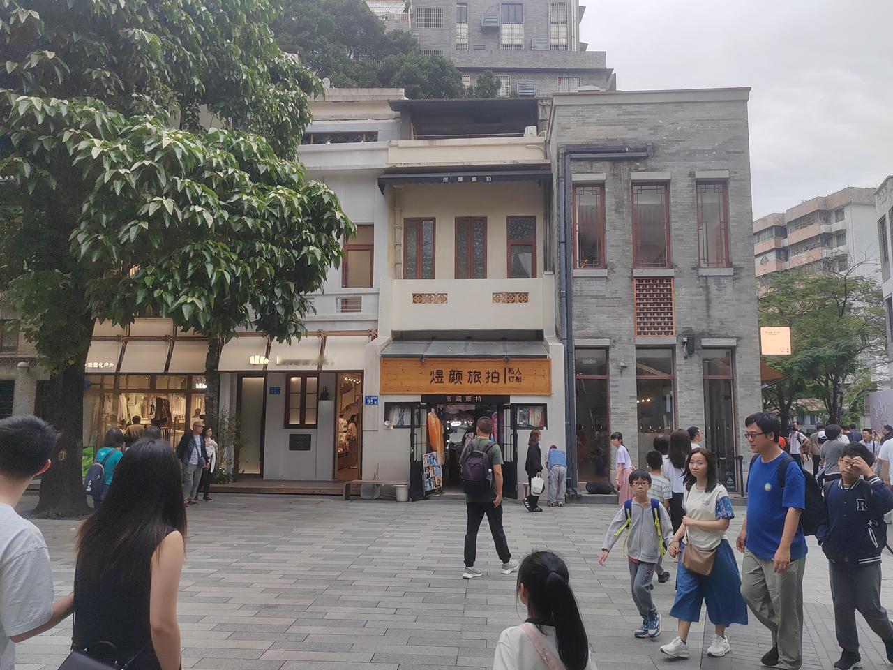永庆坊坐落在广州荔湾区恩宁路，是藏在老西关里的网红文化街区，也是广州超火的旧城改