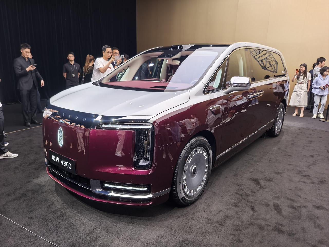 尊界V800预售价80-120万！这价符合预期吗？
就在刚刚结束的新车发布会上，