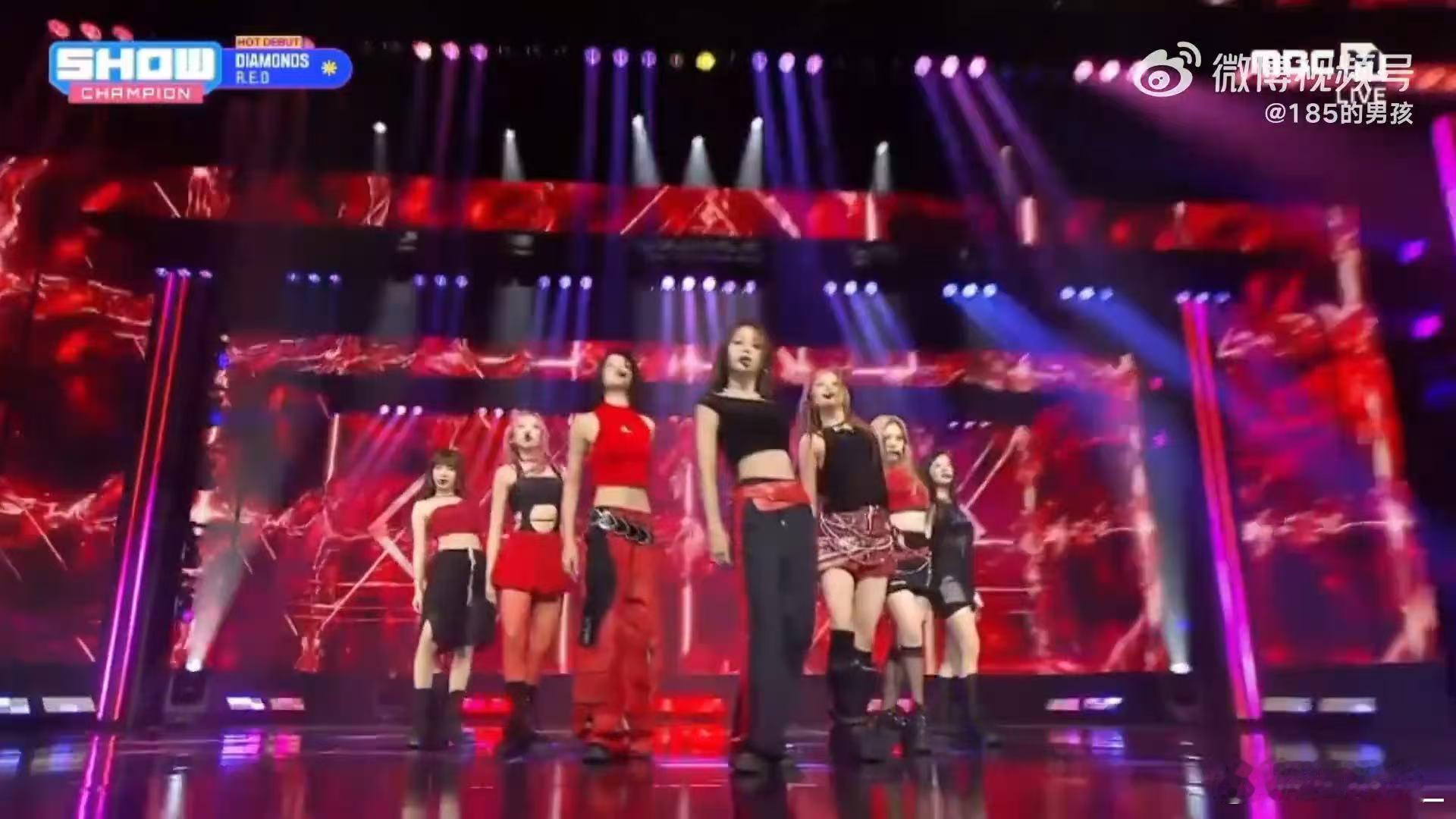 RED是懂自古红蓝出CP的 舞蹈编排很有层次感，每个成员的优势都得到了发挥。红色