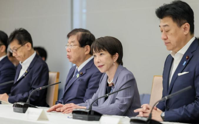 中国愿帮助，日本沸腾了。7月29日，日本终于等来了中国的回应。

刹那间，街道震