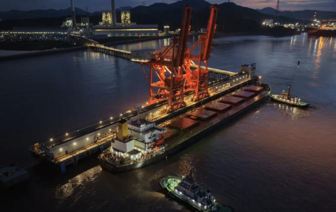 8月16日晚，满载73450吨俄罗斯煤炭的中国香港籍“财富”轮在边检民警的现场监