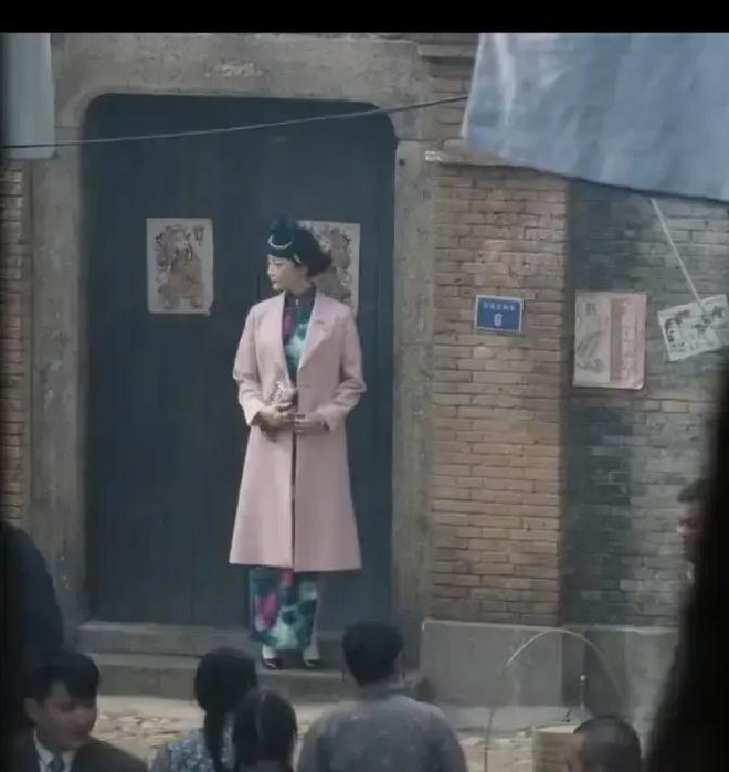 舞技穿帮，命悬一线
 
上海百乐门，叶碧莹踩着慢半拍的狐步，鞋跟打在大理石上像敲