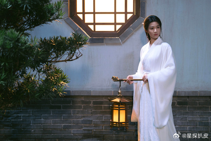 卢昱晓白衣梦回上官浅卢昱晓白衣提灯《榜上佳婿》卢昱晓白衣提灯，梦回上官浅了！[苦