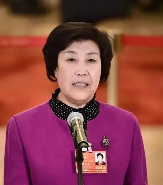 1980年，33岁的郭凤莲被叫进大寨党支部办公室。上级来人念了一份调令：免去大寨