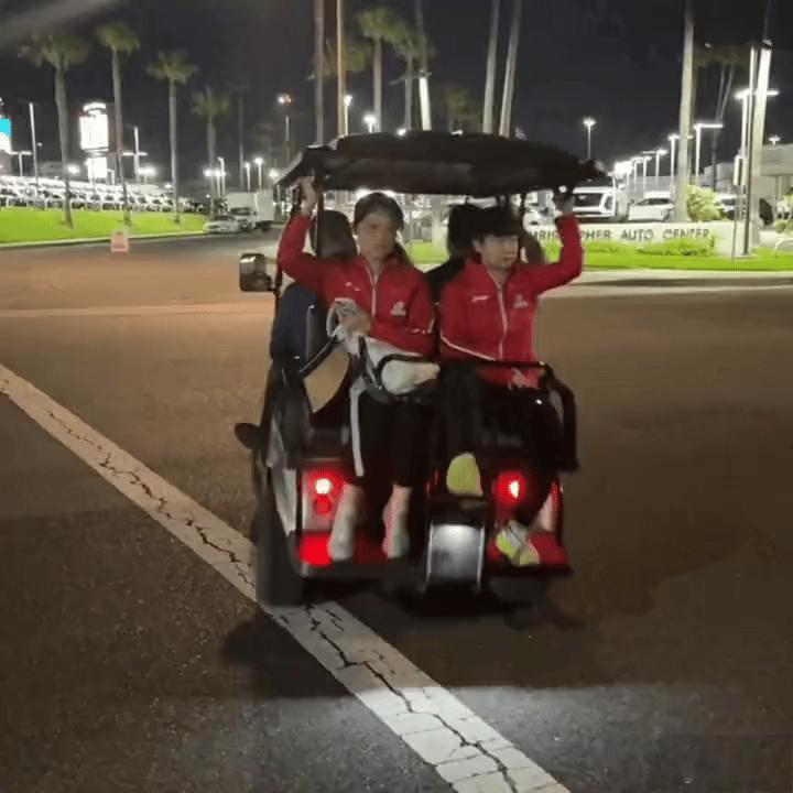 这小车还会漂移呢 