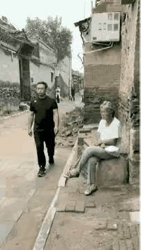 《手艺》

这手艺真不错，应该算是雕塑，开个蜡像馆，专为知名人士做蜡像，兼做泥塑