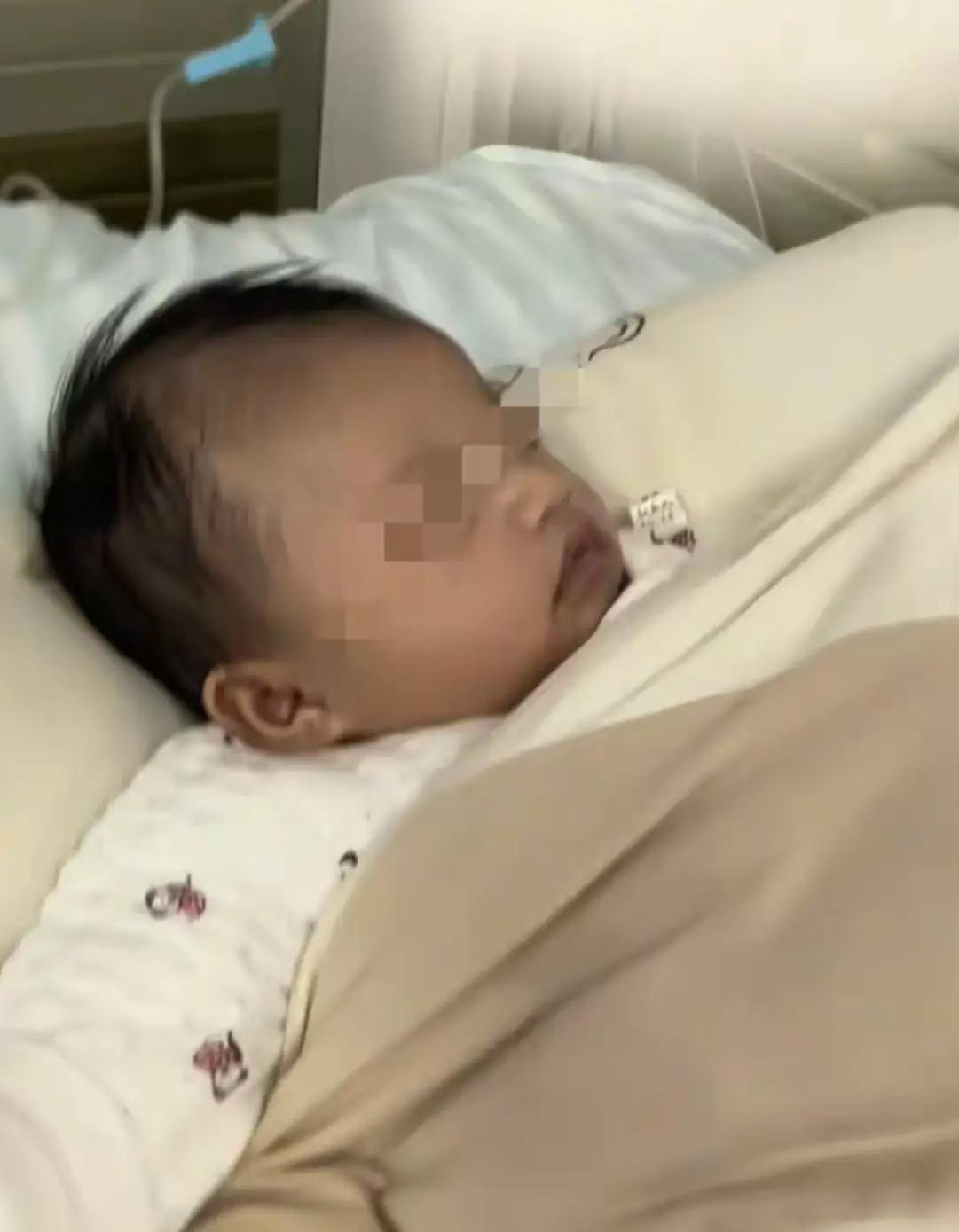 9月26日，贵州罗甸一名刚满月的男婴因奶奶误将桶装白酒当作纯净水冲泡奶粉，被喂下