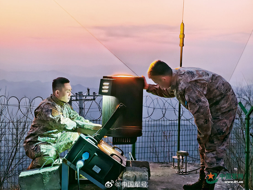 【军报记者基层行丨聆听一场两位老战友的“山尖夜话”】听说长城北边有座山，山上有个