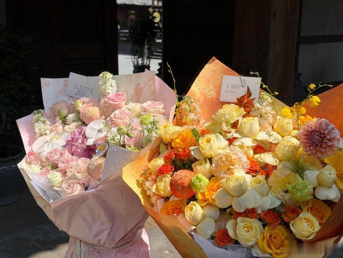 包洁仪厚本双钗开机 看到赵露思送来的花篮真的很惊喜，愿包洁仪、厚本潜心打磨角色，