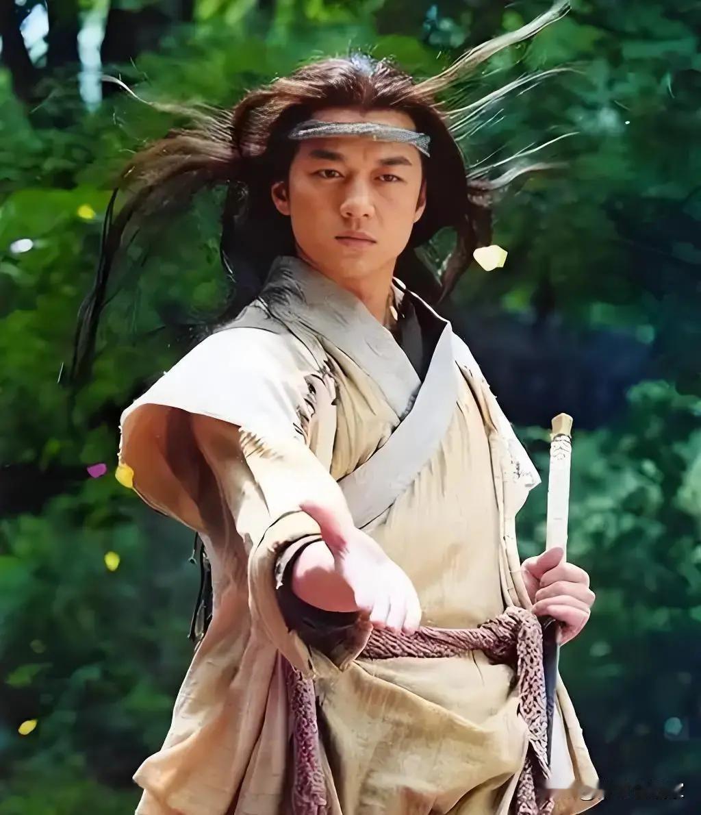 不是迷信，光从面相都能看出李亚鹏属于低调干事的人。

他出演笑傲江湖一代大侠令狐