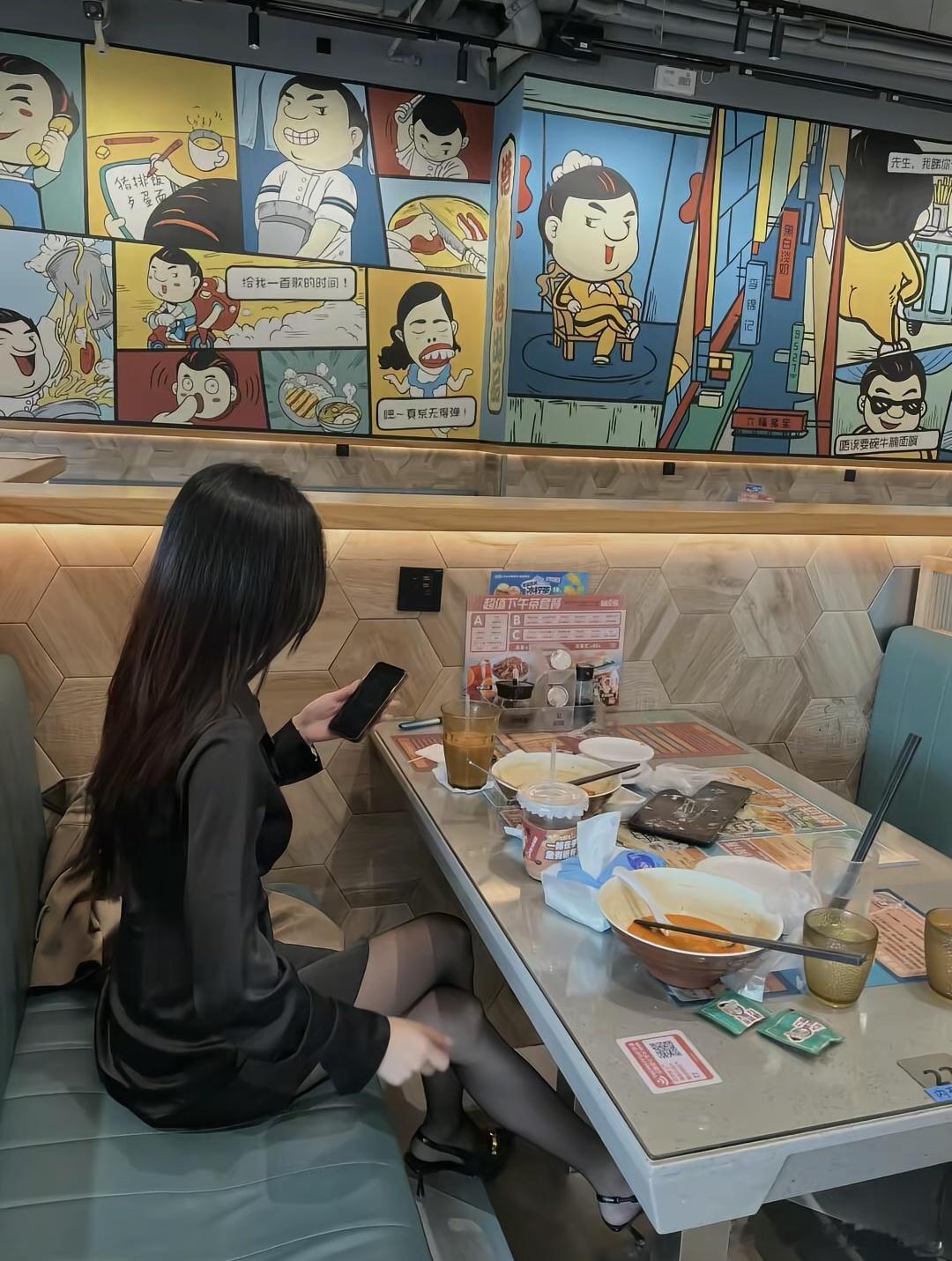 今天穿什么 黑色连衣裙颜控正义日记的红包绘梦长廊