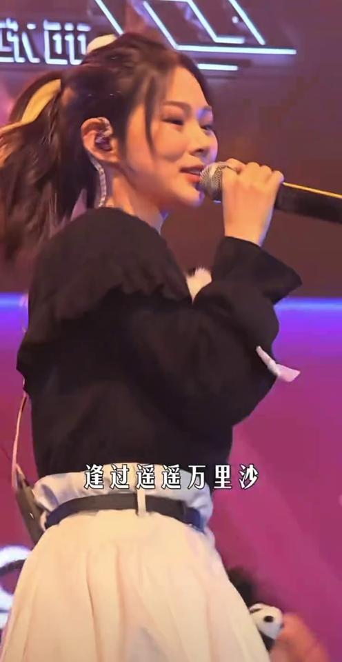 访了村口几位老者，闻听山中有她，哪知跋山涉水，情海无涯。逢过遥遥万里沙，踏遍深山