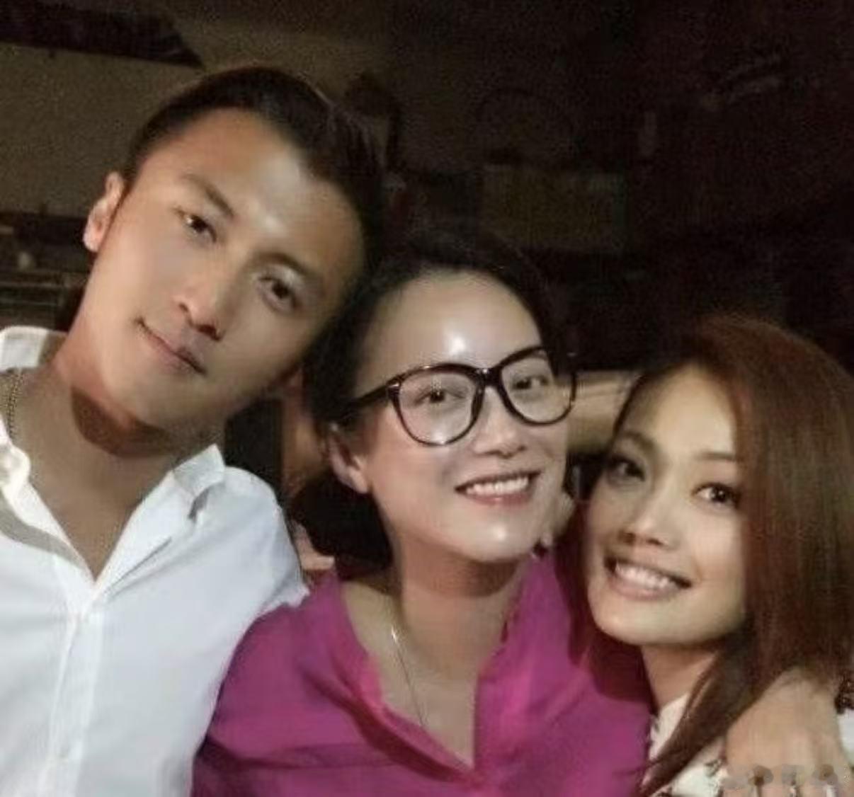 霍汶希你的权威还在上升！看过她带过的英皇艺人就知道了，包括但不限于：谢霆锋、宋祖