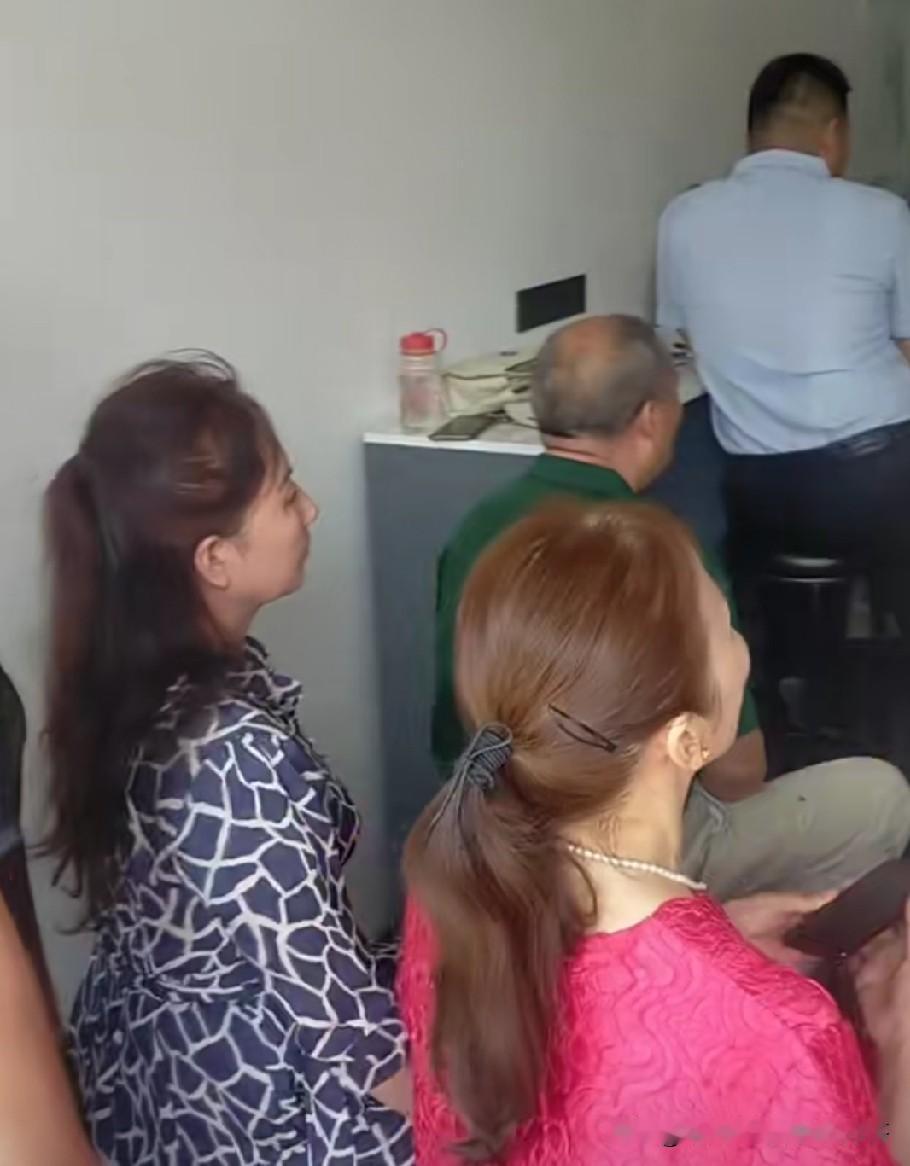 可怜啊，一群大爷大妈宝妈被拉去听一个"启元ai"的杀猪盘骗局的鸡血会，这不是一个