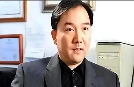 两亿多美金，现金，一捆捆码在豪宅里，最后得用大卡车才能拉走。后院，还养着一只活的